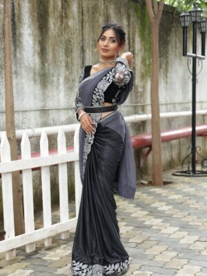 Purva Rajendra Shinde Instagram - हे, असं पाहिलं काहूर माजलं
जीवात जीव विरघळलं
🩶🩶
#purvashinde #dishaa #paaru #zeemarathiofficial #potd #saree #sareefashion #sareeswag #indianoutfit #indianoutfit #ethnic #marathimulgi #maharashtrian #purvaraaj