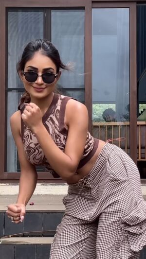 Purva Rajendra Shinde Instagram - Call me a glitch in your reality ✨⚡️
#trending #insta #instamood #trendingsongs #trendingnow #dancetrend #purvashinde #fyp #foryou #purvaraaj #rotd