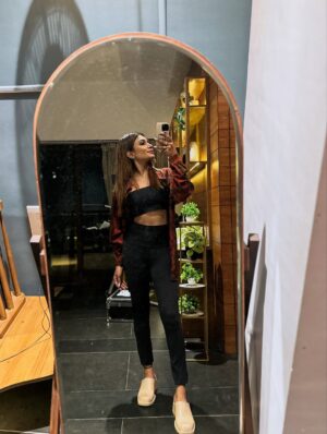 Purva Rajendra Shinde Instagram - “Just me , my phone and these mirrors “ 🪞 🤳
#mirror #selfies #purvashinde #purvaraaj #dailyposts