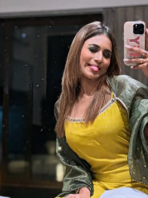 Purva Rajendra Shinde Instagram - “Just me , my phone and these mirrors “ 🪞 🤳
#mirror #selfies #purvashinde #purvaraaj #dailyposts