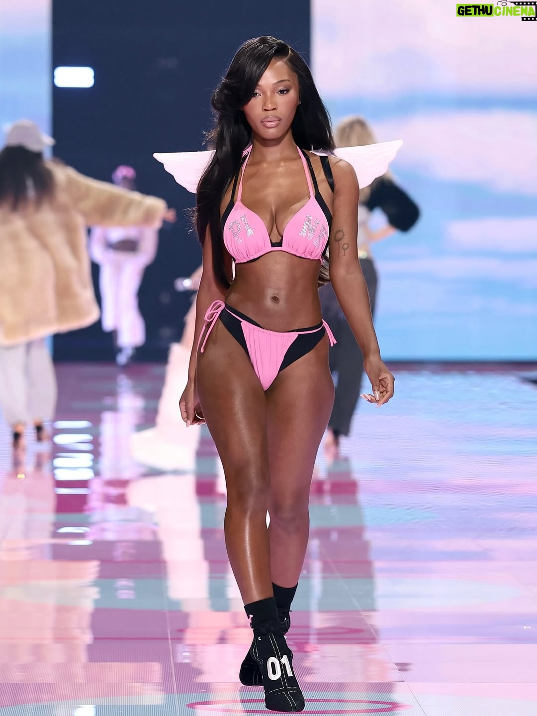Quen Blackwell - 2.6 Million Likes - I WALKED THE VICTORIA’S SECRET FASHION SHOW 🥹🪽

this is a dream come true. thank you to everyone that made this possible, I feel so loved and supported. a million kisses💋💋💋💋💋💋

#vsfashionshow