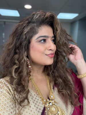 RJ Malishka Instagram - Swipe right coz ….This Sari Has a Good Heart!! It takes care of you! Just like Bappa;)
And all that Indian Jewellery ooffff!!
Hosting a LIVE Ganpati event on TV ? Lasssst minute confirmation? New challenge and so Yesssss!!
Such a pleasure to show the whole country what my Mumbai does this season! Lalbagcha Raja,Chinchpoklicha Chintamani, Shree Siddhivinayak and a few more as we shuttled between studio and on-ground LIVE! Of course I did it in marathi … a lot of it. Bappa loved it every language though ;) May his blessings shine upon us and on our city. Bappa Moryaaaa!
This gorgeous look on the first day of Ganeshotsav …by
Saree - @sawenchi (Shoutout to @priyabapat for her gorgeous brand )
Jewellery - @silverplazaoriginal
Styled by - @sakshiichopra
P.S Diste mee bhari, chal photo majha kaadh;)