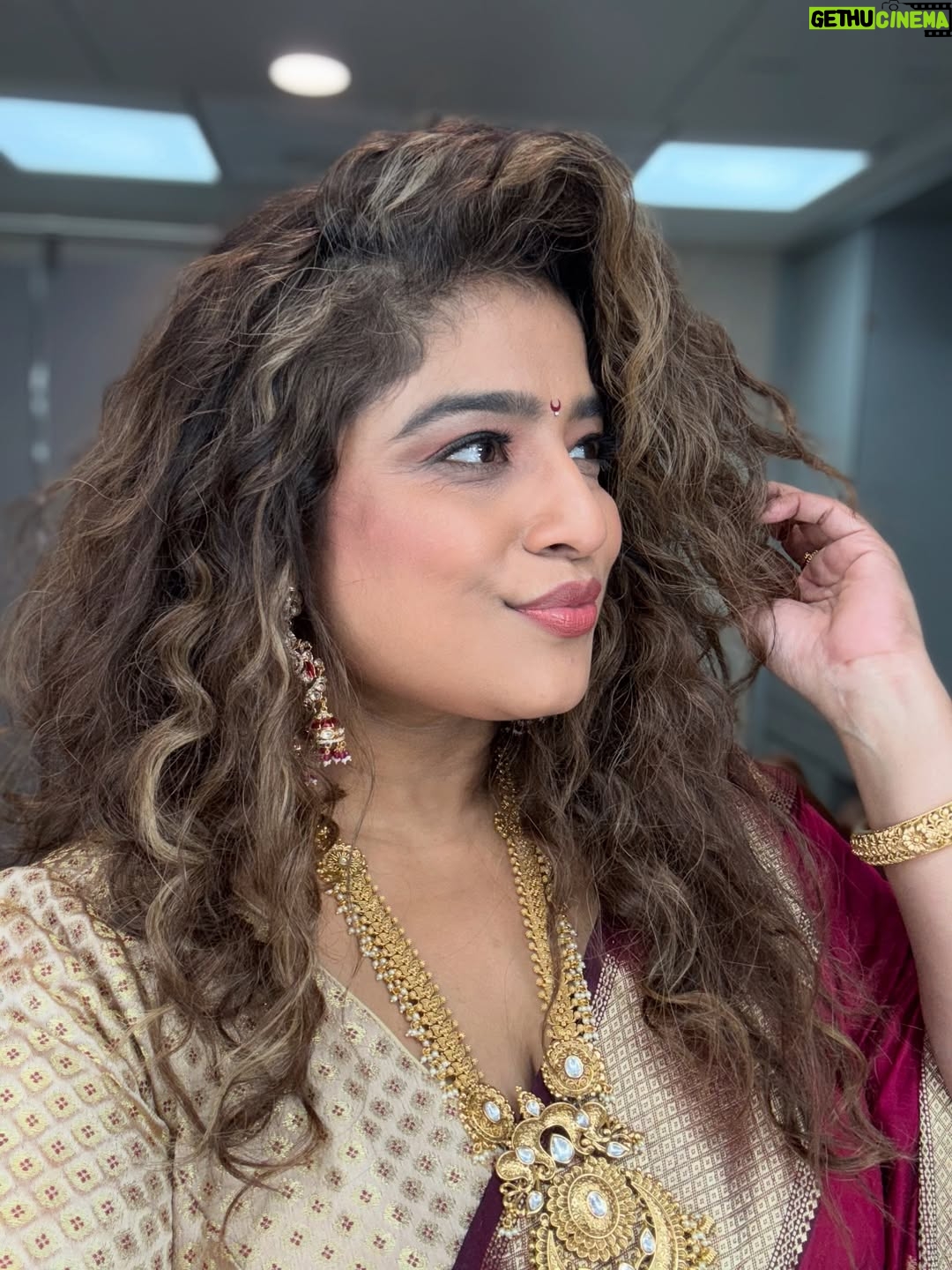 RJ Malishka - 7.6K Likes - Swipe right coz ….This Sari Has a Good Heart!! It takes care of you! Just like Bappa;) 
And all that Indian Jewellery ooffff!! 

Hosting a LIVE Ganpati event on TV ? Lasssst minute confirmation? New challenge and so Yesssss!!
Such a pleasure to show the whole  country what my Mumbai does this season! Lalbagcha Raja,Chinchpoklicha Chintamani, Shree Siddhivinayak and a few more as we shuttled between studio and on-ground LIVE! Of course I did it in marathi … a lot of it. Bappa loved it every language though ;) May his blessings shine upon us and on our city. Bappa Moryaaaa! 
This gorgeous  look  on the first day of Ganeshotsav …by 

Saree - @sawenchi (Shoutout to @priyabapat for her gorgeous brand ) 
Jewellery - @silverplazaoriginal 
Styled by - @sakshiichopra 

P.S Diste mee bhari,  chal photo majha kaadh;)