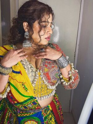 RJ Malishka Instagram - Magic October❤️
Happy Navami.
Accessories: @koharbykanika