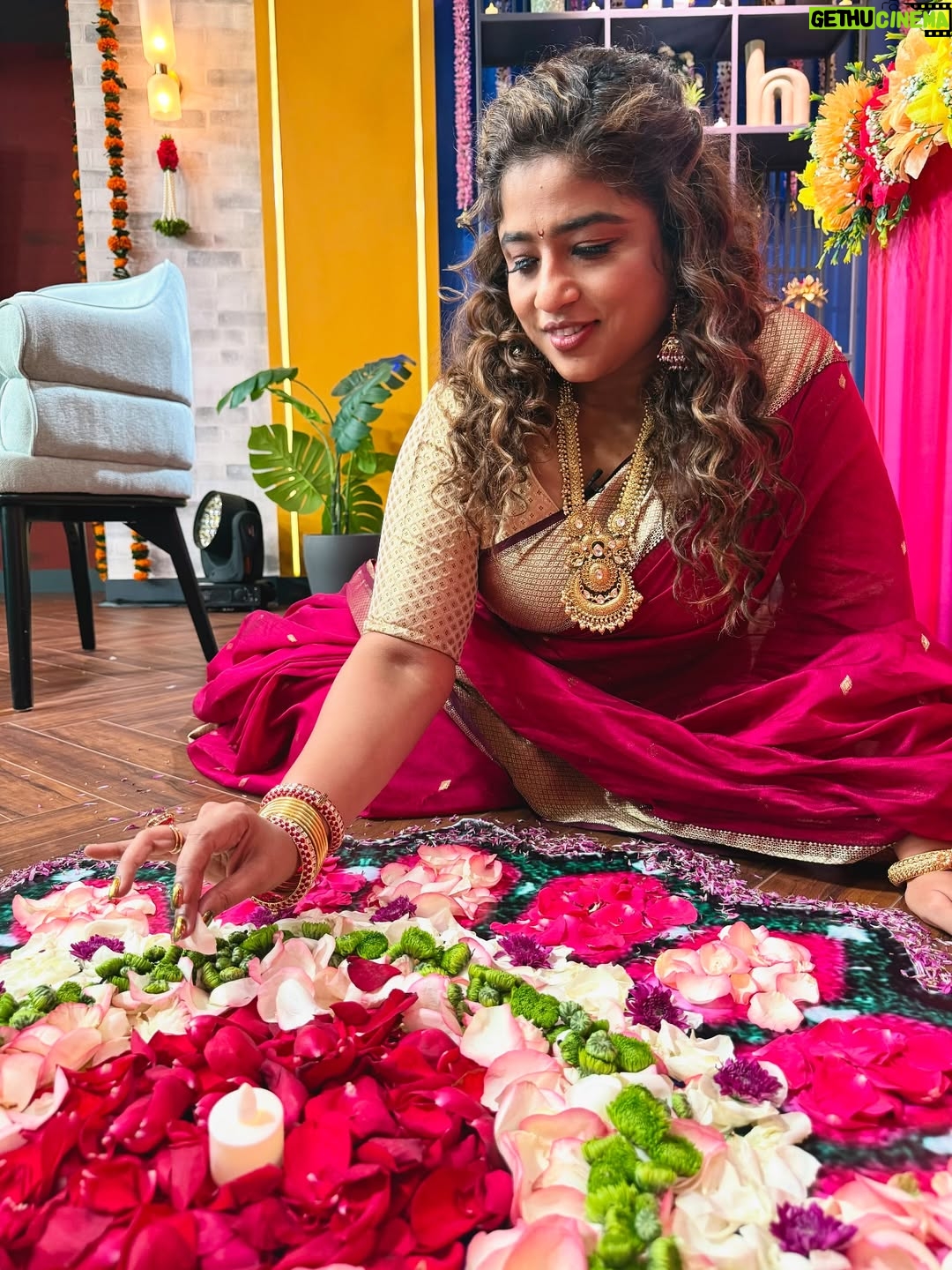 RJ Malishka - 7.6K Likes - Swipe right coz ….This Sari Has a Good Heart!! It takes care of you! Just like Bappa;) 
And all that Indian Jewellery ooffff!! 

Hosting a LIVE Ganpati event on TV ? Lasssst minute confirmation? New challenge and so Yesssss!!
Such a pleasure to show the whole  country what my Mumbai does this season! Lalbagcha Raja,Chinchpoklicha Chintamani, Shree Siddhivinayak and a few more as we shuttled between studio and on-ground LIVE! Of course I did it in marathi … a lot of it. Bappa loved it every language though ;) May his blessings shine upon us and on our city. Bappa Moryaaaa! 
This gorgeous  look  on the first day of Ganeshotsav …by 

Saree - @sawenchi (Shoutout to @priyabapat for her gorgeous brand ) 
Jewellery - @silverplazaoriginal 
Styled by - @sakshiichopra 

P.S Diste mee bhari,  chal photo majha kaadh;)