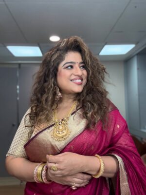 RJ Malishka Instagram - Swipe right coz ….This Sari Has a Good Heart!! It takes care of you! Just like Bappa;)
And all that Indian Jewellery ooffff!!
Hosting a LIVE Ganpati event on TV ? Lasssst minute confirmation? New challenge and so Yesssss!!
Such a pleasure to show the whole country what my Mumbai does this season! Lalbagcha Raja,Chinchpoklicha Chintamani, Shree Siddhivinayak and a few more as we shuttled between studio and on-ground LIVE! Of course I did it in marathi … a lot of it. Bappa loved it every language though ;) May his blessings shine upon us and on our city. Bappa Moryaaaa!
This gorgeous look on the first day of Ganeshotsav …by
Saree - @sawenchi (Shoutout to @priyabapat for her gorgeous brand )
Jewellery - @silverplazaoriginal
Styled by - @sakshiichopra
P.S Diste mee bhari, chal photo majha kaadh;)