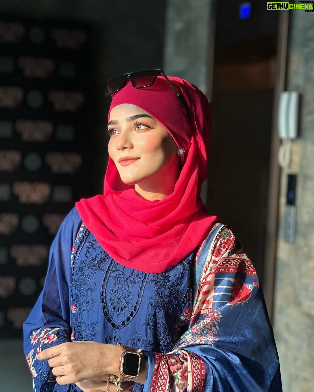 Raazia Mughal - 6.1K Likes - Eastern yan western Kon si look apko zaydh karna psnd hai ? 🤔💙🩷
.
.
.
. Dress 👗: @binilyasofficial 
Hijab 🧕🏻: @waliqsa.ae 
.
.
.
.
.
.
#post #portraitphotography #me #mylook #dress #dressup #shoot #reelsinstagram #reels #insta #instagram #instagood #instalike #instafashion #instadaily #blue #dresses