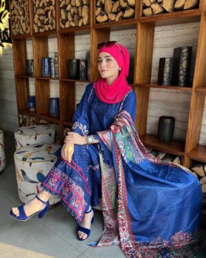 Raazia Mughal Instagram - Eastern yan western Kon si look apko zaydh karna psnd hai ? 🤔💙🩷
.
.
.
. Dress 👗: @binilyasofficial 
Hijab 🧕🏻: @waliqsa.ae 
.
.
.
.
.
.
#post #portraitphotography #me #mylook #dress #dressup #shoot #reelsinstagram #reels #insta #instagram #instagood #instalike #instafashion #instadaily #blue #dresses