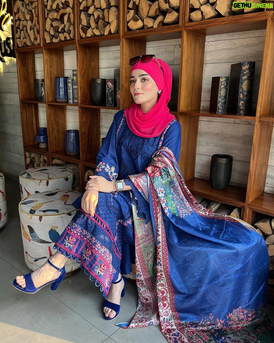 Raazia Mughal - 6.1K Likes - Eastern yan western Kon si look apko zaydh karna psnd hai ? 🤔💙🩷
.
.
.
. Dress 👗: @binilyasofficial 
Hijab 🧕🏻: @waliqsa.ae 
.
.
.
.
.
.
#post #portraitphotography #me #mylook #dress #dressup #shoot #reelsinstagram #reels #insta #instagram #instagood #instalike #instafashion #instadaily #blue #dresses