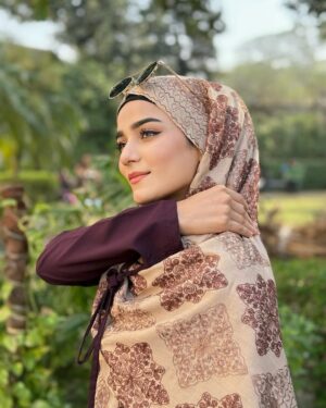Raazia Mughal Instagram - میں تجھے عمر بھر کا ٹھرا ہوا لمحہ لکھوں ✍🏻۔ 
.
.
.
.🪻✨🫀
.
. Shawl from : SWAAT ❤️
.
.
.
.
.
.
#reelsinstagram #post #newpost #insta #instagram #instagood #instalike #reelsvideo #reelsindia #dressup #me #follow #like #share #comment #instamood #instalove #instafashion #instadaily #instaphoto #instareels