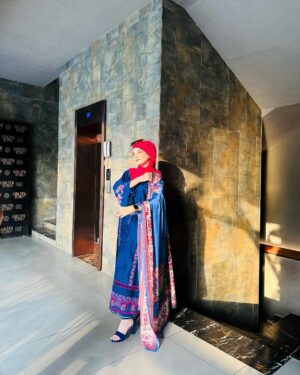 Raazia Mughal Instagram - Eastern yan western Kon si look apko zaydh karna psnd hai ? 🤔💙🩷
.
.
.
. Dress 👗: @binilyasofficial 
Hijab 🧕🏻: @waliqsa.ae 
.
.
.
.
.
.
#post #portraitphotography #me #mylook #dress #dressup #shoot #reelsinstagram #reels #insta #instagram #instagood #instalike #instafashion #instadaily #blue #dresses