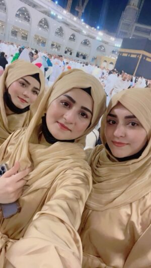 Raazia Mughal Instagram - My precious wonderful Eid Ever in Front of Kabaā¤ļø
Allah bless me and you again inshaAllahā¤ļø
Eid mübarek ā¤ļø