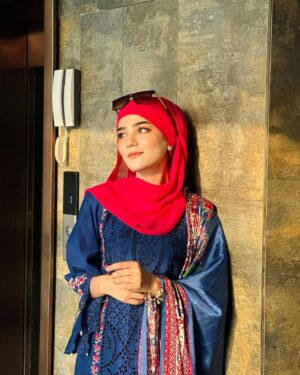 Raazia Mughal Instagram - Eastern yan western Kon si look apko zaydh karna psnd hai ? 🤔💙🩷
.
.
.
. Dress 👗: @binilyasofficial 
Hijab 🧕🏻: @waliqsa.ae 
.
.
.
.
.
.
#post #portraitphotography #me #mylook #dress #dressup #shoot #reelsinstagram #reels #insta #instagram #instagood #instalike #instafashion #instadaily #blue #dresses