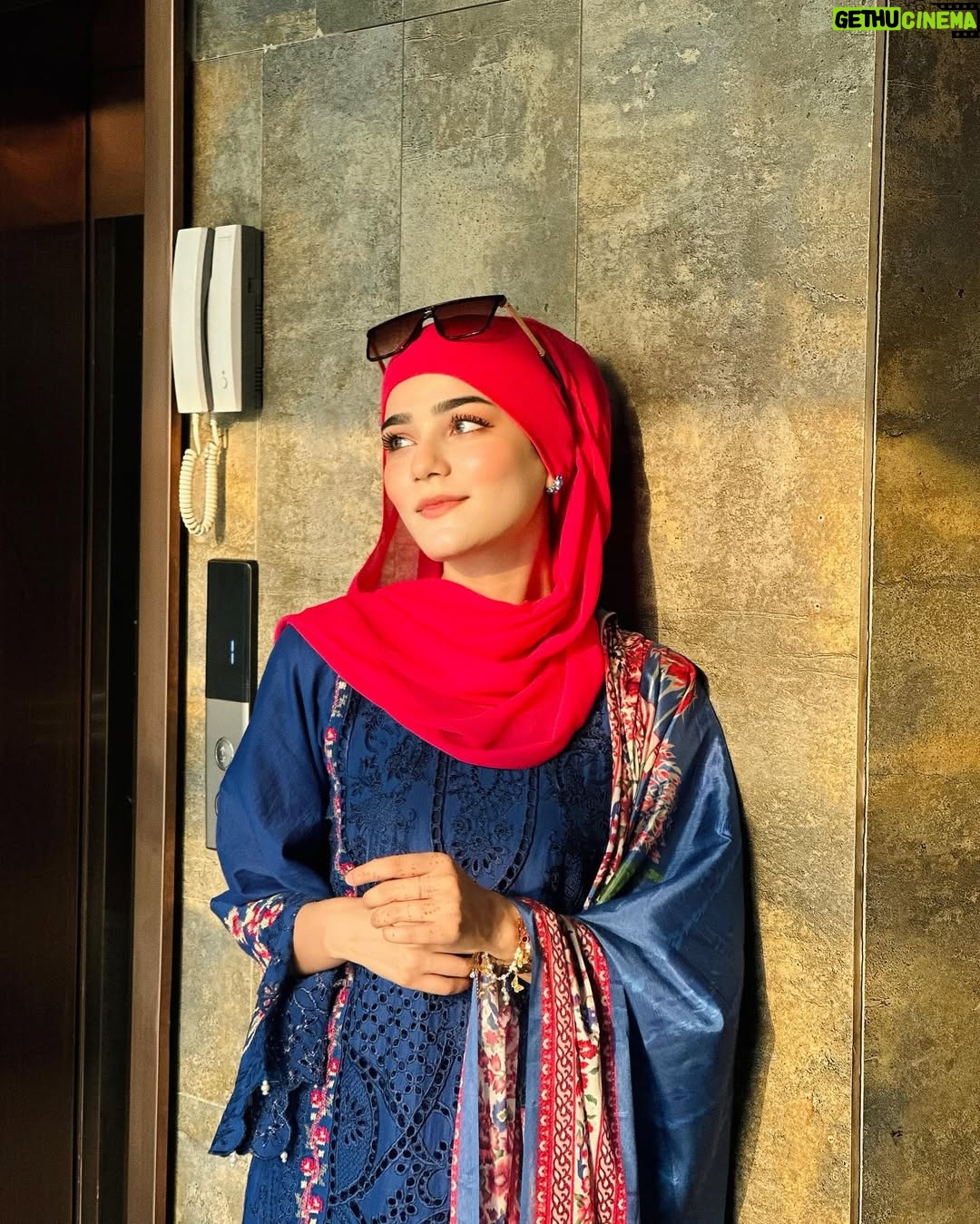 Raazia Mughal - 6.1K Likes - Eastern yan western Kon si look apko zaydh karna psnd hai ? 🤔💙🩷
.
.
.
. Dress 👗: @binilyasofficial 
Hijab 🧕🏻: @waliqsa.ae 
.
.
.
.
.
.
#post #portraitphotography #me #mylook #dress #dressup #shoot #reelsinstagram #reels #insta #instagram #instagood #instalike #instafashion #instadaily #blue #dresses