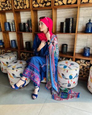 Raazia Mughal Instagram - Eastern yan western Kon si look apko zaydh karna psnd hai ? 🤔💙🩷
.
.
.
. Dress 👗: @binilyasofficial 
Hijab 🧕🏻: @waliqsa.ae 
.
.
.
.
.
.
#post #portraitphotography #me #mylook #dress #dressup #shoot #reelsinstagram #reels #insta #instagram #instagood #instalike #instafashion #instadaily #blue #dresses