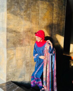 Raazia Mughal Instagram - Eastern yan western Kon si look apko zaydh karna psnd hai ? 🤔💙🩷
.
.
.
. Dress 👗: @binilyasofficial 
Hijab 🧕🏻: @waliqsa.ae 
.
.
.
.
.
.
#post #portraitphotography #me #mylook #dress #dressup #shoot #reelsinstagram #reels #insta #instagram #instagood #instalike #instafashion #instadaily #blue #dresses