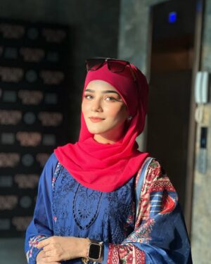 Raazia Mughal Instagram - Eastern yan western Kon si look apko zaydh karna psnd hai ? 🤔💙🩷
.
.
.
. Dress 👗: @binilyasofficial 
Hijab 🧕🏻: @waliqsa.ae 
.
.
.
.
.
.
#post #portraitphotography #me #mylook #dress #dressup #shoot #reelsinstagram #reels #insta #instagram #instagood #instalike #instafashion #instadaily #blue #dresses