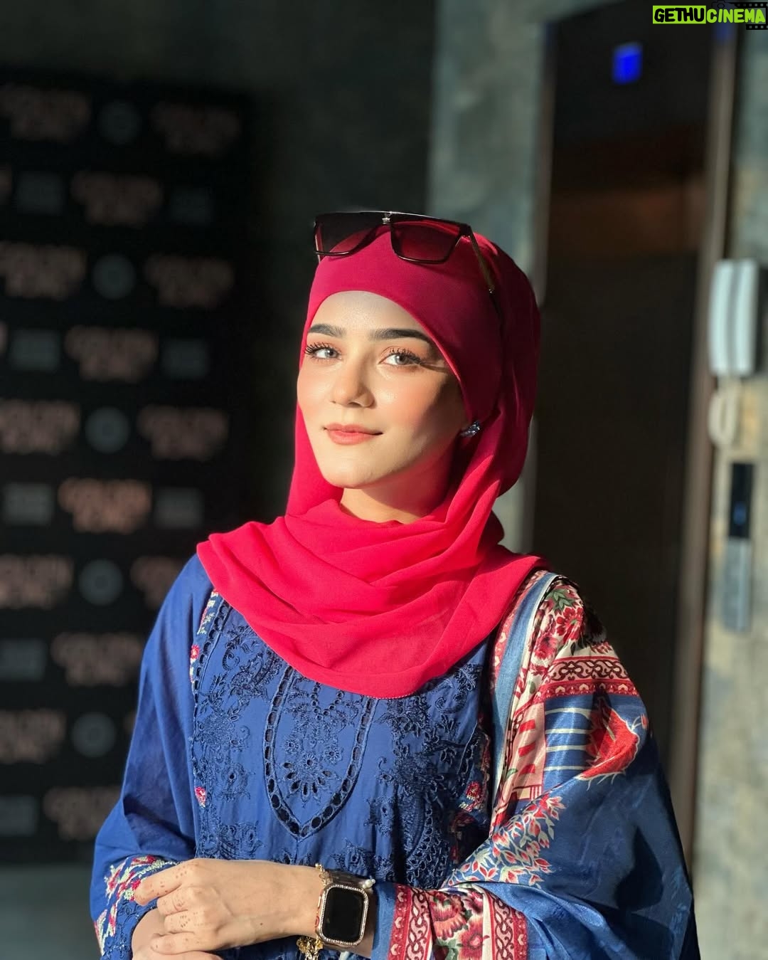 Raazia Mughal - 6.1K Likes - Eastern yan western Kon si look apko zaydh karna psnd hai ? 🤔💙🩷
.
.
.
. Dress 👗: @binilyasofficial 
Hijab 🧕🏻: @waliqsa.ae 
.
.
.
.
.
.
#post #portraitphotography #me #mylook #dress #dressup #shoot #reelsinstagram #reels #insta #instagram #instagood #instalike #instafashion #instadaily #blue #dresses