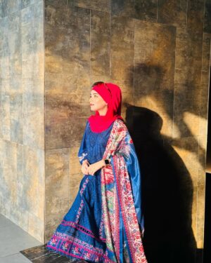 Raazia Mughal Instagram - Eastern yan western Kon si look apko zaydh karna psnd hai ? 🤔💙🩷
.
.
.
. Dress 👗: @binilyasofficial 
Hijab 🧕🏻: @waliqsa.ae 
.
.
.
.
.
.
#post #portraitphotography #me #mylook #dress #dressup #shoot #reelsinstagram #reels #insta #instagram #instagood #instalike #instafashion #instadaily #blue #dresses