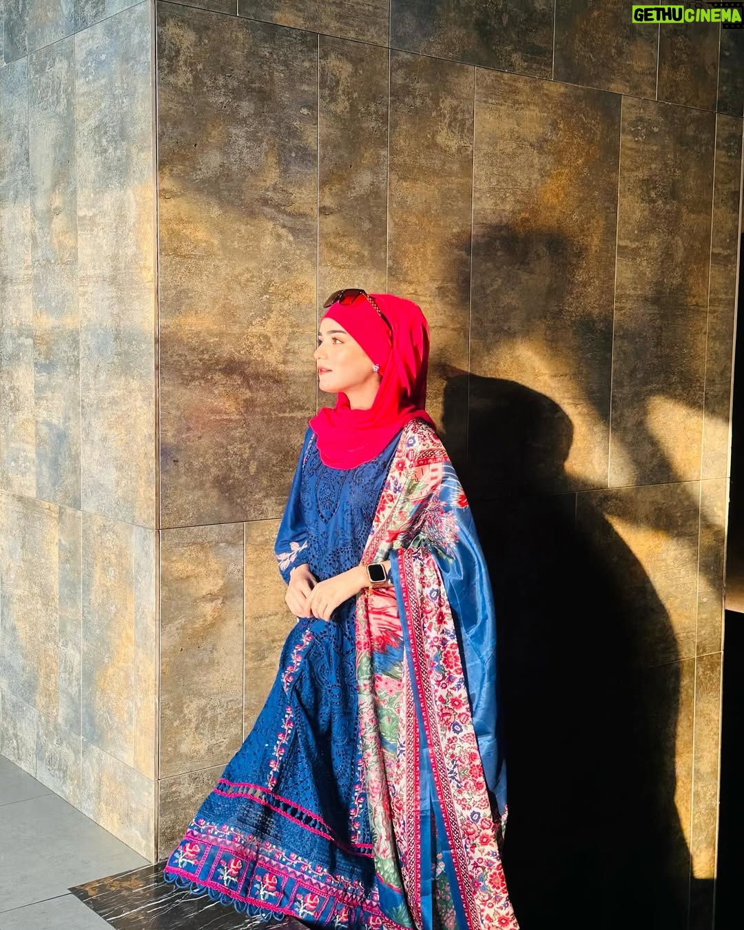 Raazia Mughal - 6.1K Likes - Eastern yan western Kon si look apko zaydh karna psnd hai ? 🤔💙🩷
.
.
.
. Dress 👗: @binilyasofficial 
Hijab 🧕🏻: @waliqsa.ae 
.
.
.
.
.
.
#post #portraitphotography #me #mylook #dress #dressup #shoot #reelsinstagram #reels #insta #instagram #instagood #instalike #instafashion #instadaily #blue #dresses