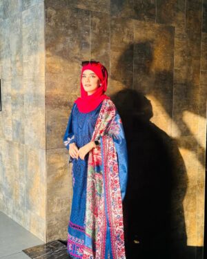 Raazia Mughal Instagram - Eastern yan western Kon si look apko zaydh karna psnd hai ? 🤔💙🩷
.
.
.
. Dress 👗: @binilyasofficial 
Hijab 🧕🏻: @waliqsa.ae 
.
.
.
.
.
.
#post #portraitphotography #me #mylook #dress #dressup #shoot #reelsinstagram #reels #insta #instagram #instagood #instalike #instafashion #instadaily #blue #dresses