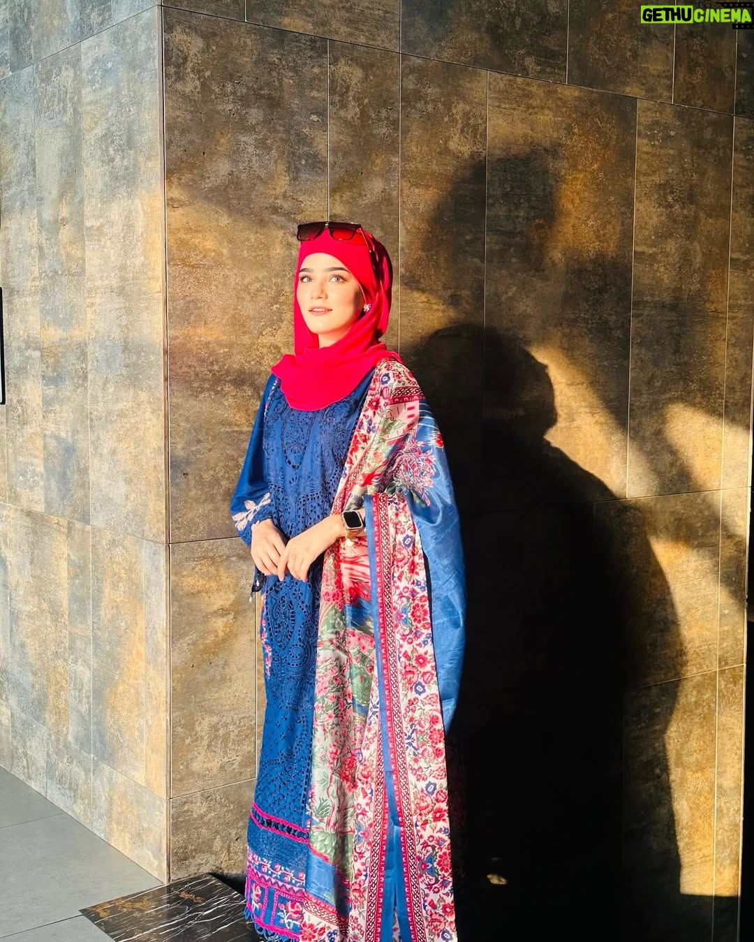 Raazia Mughal - 6.1K Likes - Eastern yan western Kon si look apko zaydh karna psnd hai ? 🤔💙🩷
.
.
.
. Dress 👗: @binilyasofficial 
Hijab 🧕🏻: @waliqsa.ae 
.
.
.
.
.
.
#post #portraitphotography #me #mylook #dress #dressup #shoot #reelsinstagram #reels #insta #instagram #instagood #instalike #instafashion #instadaily #blue #dresses