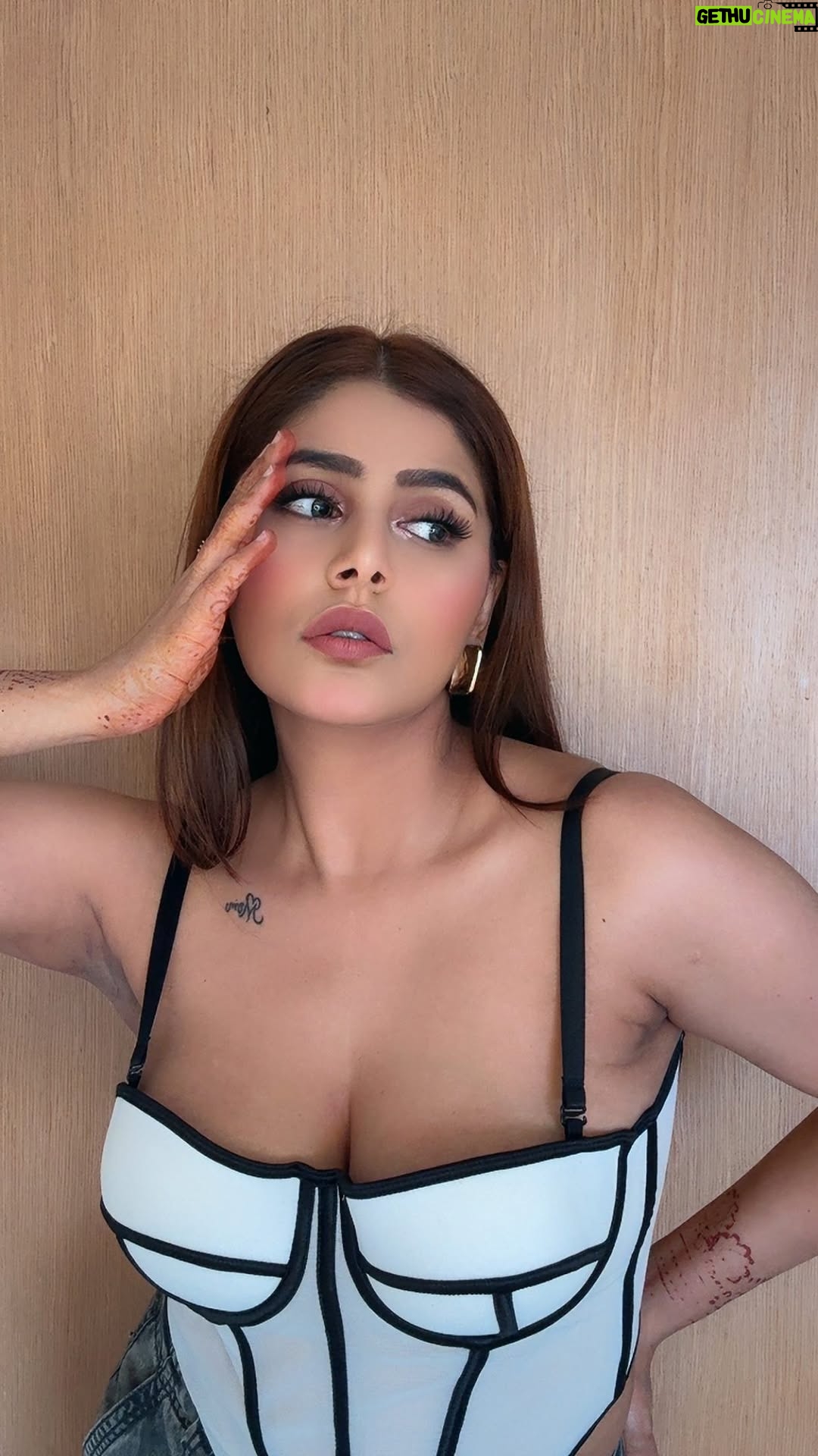 Rach - 3 Likes - 🤷🏽‍♀️
#reels #reelinstagram❤️ #publicfigure #explorepage #fyp #explore #reelkarofeelkaro #trending #sound