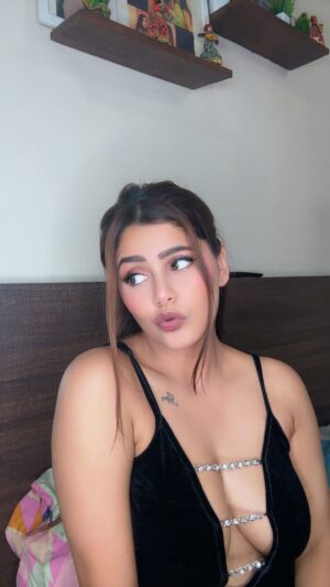 Rach Instagram - 3am vibe🤷🏽‍♀️
#reels #reelakarofeelkaro #publicfigure #bollywood #90s #me