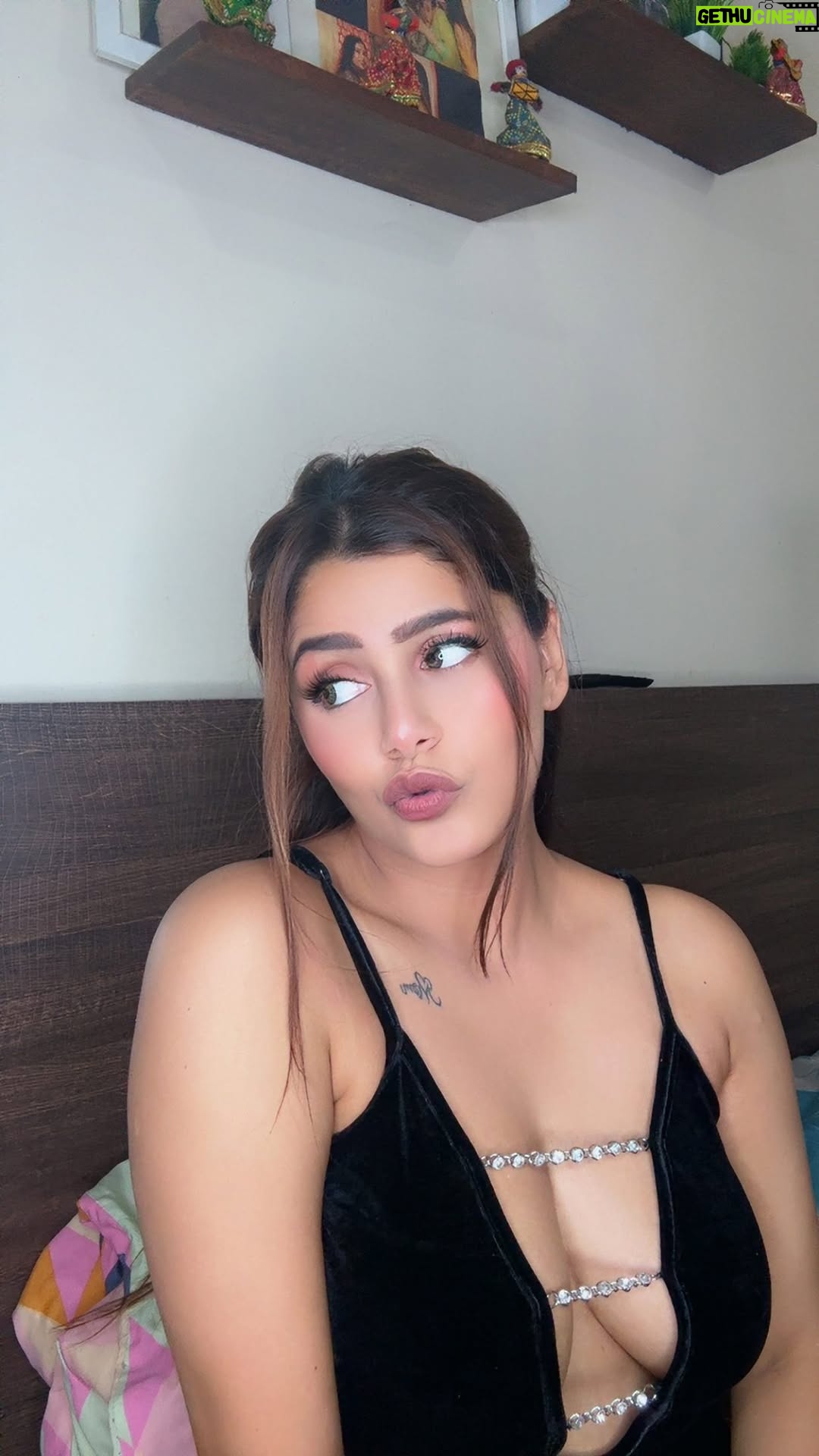 Rach - 3 Likes - 3am vibe🤷🏽‍♀️
#reels #reelakarofeelkaro #publicfigure #bollywood #90s #me