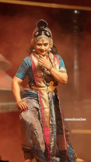 Rachana Narayanankutty Instagram - മധുർ ശ്രീ മദനന്തേശ്വര സിദ്ധിവിനായക ക്ഷേത്രത്തിലെ ബ്രഹ്മകലശ മൂടപ്പസേവയോടനുബന്ധിച്ച്  രചന നാരായണൻ കുട്ടി അവതരിപ്പിച്ച നൃത്തം 

#kerala #dance #dancers #reels #reelsinstagram
