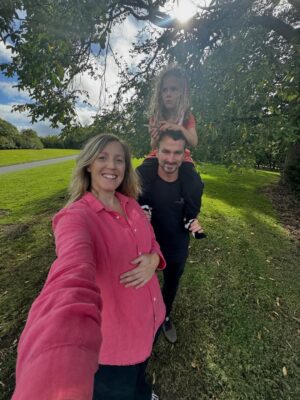 Rachel Atherton Instagram - BABY # 2 due early next year!👶😝Thought about racing Lenzerheide this weekend then thought better of it at 4 months pregnant 😂🙏❤️
In all honesty tho, this has been such a different experience than with Arna, from 6 weeks I had THE WORST SICKNESS for so so long, I spent a month in bed, barely able to eat or drink, lost 4kg in 2 weeks, felt absolutely horrendous for a good 6 weeks and then had short bursts of being ok, which luckily coincided with Redbull Hardline - going from being in bed for a month to signing stuff at hardline then back to bed being sick was a bit crazy!!
Anyway, pregnancy sickness is a different beast & I feel those that have it long term, it’s so grim, but luckily it’s starting to ease off now, I still throw up quite a lot but It’s way better thankfully & I’m starting to realise that it’s really real as I get bigger!! 🤰
Tried riding my DH bike but it didn’t feel very nice at all, compared with being pregnant with arna when I rode the DH pretty much the entire time!!
We are off to Lenzerheide to watch the World Cup this weekend, special memories @bike.kingdom
come say Hi at the @athertonracing pits 🙏🙏❤️ @ollydavey
