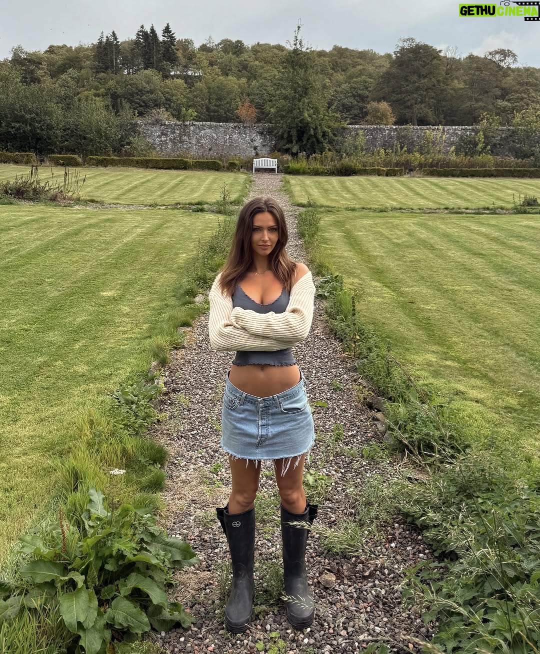 Rachel Cook - 47K Likes - Scotland with the girls 😇😇 Need to go back and explore more 😍
