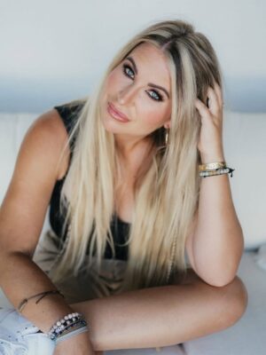 Rachel Van Dyken Instagram - I made my amazing reader group pick out my new photo and the first pic is the winner! 

Thank you so much for your help guys, finally updated author pics with the right colored hair 🤣

Photographer: @wyldlightphoto 
Makeup: @danismithmua 
Thank you so much for helping tame my chaos for a few hours while I was running around with deadline brain! ❤️

Also in case you weren’t aware, Fall drinks at Starbucks have landed! 
My suggestion: iced shaken espresso with coconut and three pumps of pumpkin spice!