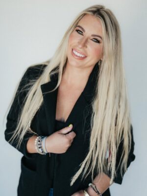 Rachel Van Dyken Instagram - I made my amazing reader group pick out my new photo and the first pic is the winner! 

Thank you so much for your help guys, finally updated author pics with the right colored hair 🤣

Photographer: @wyldlightphoto 
Makeup: @danismithmua 
Thank you so much for helping tame my chaos for a few hours while I was running around with deadline brain! ❤️

Also in case you weren’t aware, Fall drinks at Starbucks have landed! 
My suggestion: iced shaken espresso with coconut and three pumps of pumpkin spice!