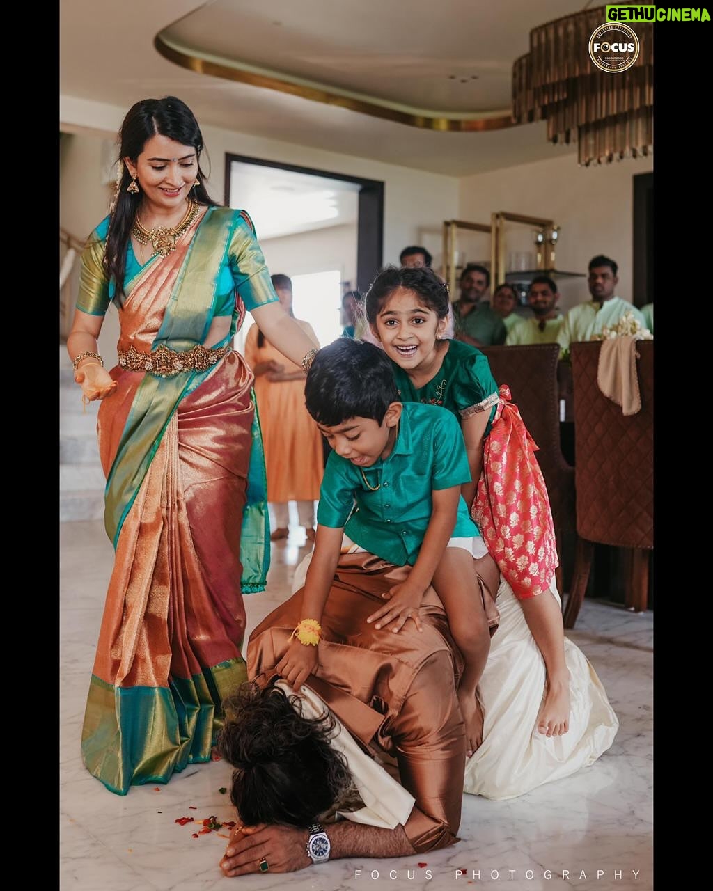 Radhika Pandit - 812.4K Likes - ಸರ್ವರಿಗೂ ವರಮಹಾಲಕ್ಷ್ಮಿ ಹಬ್ಬ ಸುಖ, ಸಮೃದ್ಧಿಯನ್ನು ತರಲಿ. ನಿಮ್ಮ ಹಾಗೂ ನಿಮ್ಮ ಕುಟುಂಬದ ಸಂತೋಷ ಮತ್ತು ಸೌಕರ್ಯ ವೃದ್ಧಿಯಾಗಲಿ. 
ನಿಮ್ಮೆಲ್ಲರಿಗೂ ವರಮಹಾಲಕ್ಷ್ಮಿ ಹಬ್ಬದ ಆತ್ಮೀಯ ಶುಭಾಶಯಗಳು.

The true blessing of Varamahalakshmi is celebrating with family. Surrounded by love and laughter, our hearts are full of gratitude. Wishing everyone a blessed and joyous Varamahalakshmi 🙏🧿

#radhikapandit #nimmaRP

@focusphotographyservice 
@weddingsbydhruvaa