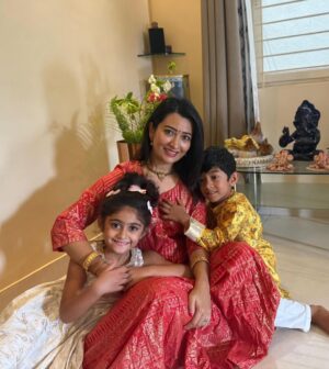 Radhika Pandit Instagram - ಗಣೇಶ ಚತುರ್ಥಿಯ ಹಾರ್ದಿಕ ಶುಭಾಶಯಗಳು 🙏

Ganesh Chaturthi at Amma mane.. 
From Vaina dori to Patholi, Modaka, Chakli, nevri, phodi to ambado kaarate ghassi.. we had it all. 
Help from little hands, hearts and tummy full 😍
Wishing all of you a very happy Ganesh Chaturthi! 
❤️🧿

#radhikapandit #nimmaRP