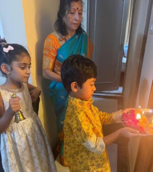 Radhika Pandit Instagram - ಗಣೇಶ ಚತುರ್ಥಿಯ ಹಾರ್ದಿಕ ಶುಭಾಶಯಗಳು 🙏

Ganesh Chaturthi at Amma mane.. 
From Vaina dori to Patholi, Modaka, Chakli, nevri, phodi to ambado kaarate ghassi.. we had it all. 
Help from little hands, hearts and tummy full 😍
Wishing all of you a very happy Ganesh Chaturthi! 
❤️🧿

#radhikapandit #nimmaRP