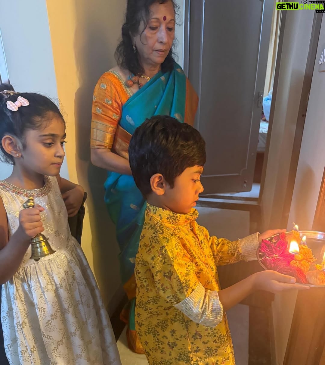 Radhika Pandit - 1 Million Likes - ಗಣೇಶ ಚತುರ್ಥಿಯ ಹಾರ್ದಿಕ ಶುಭಾಶಯಗಳು 🙏

Ganesh Chaturthi at Amma mane.. 
From Vaina dori to Patholi, Modaka, Chakli, nevri, phodi to ambado kaarate ghassi.. we had it all. 
Help from little hands, hearts and tummy full 😍
Wishing all of you a very happy Ganesh Chaturthi! 
❤️🧿

#radhikapandit #nimmaRP