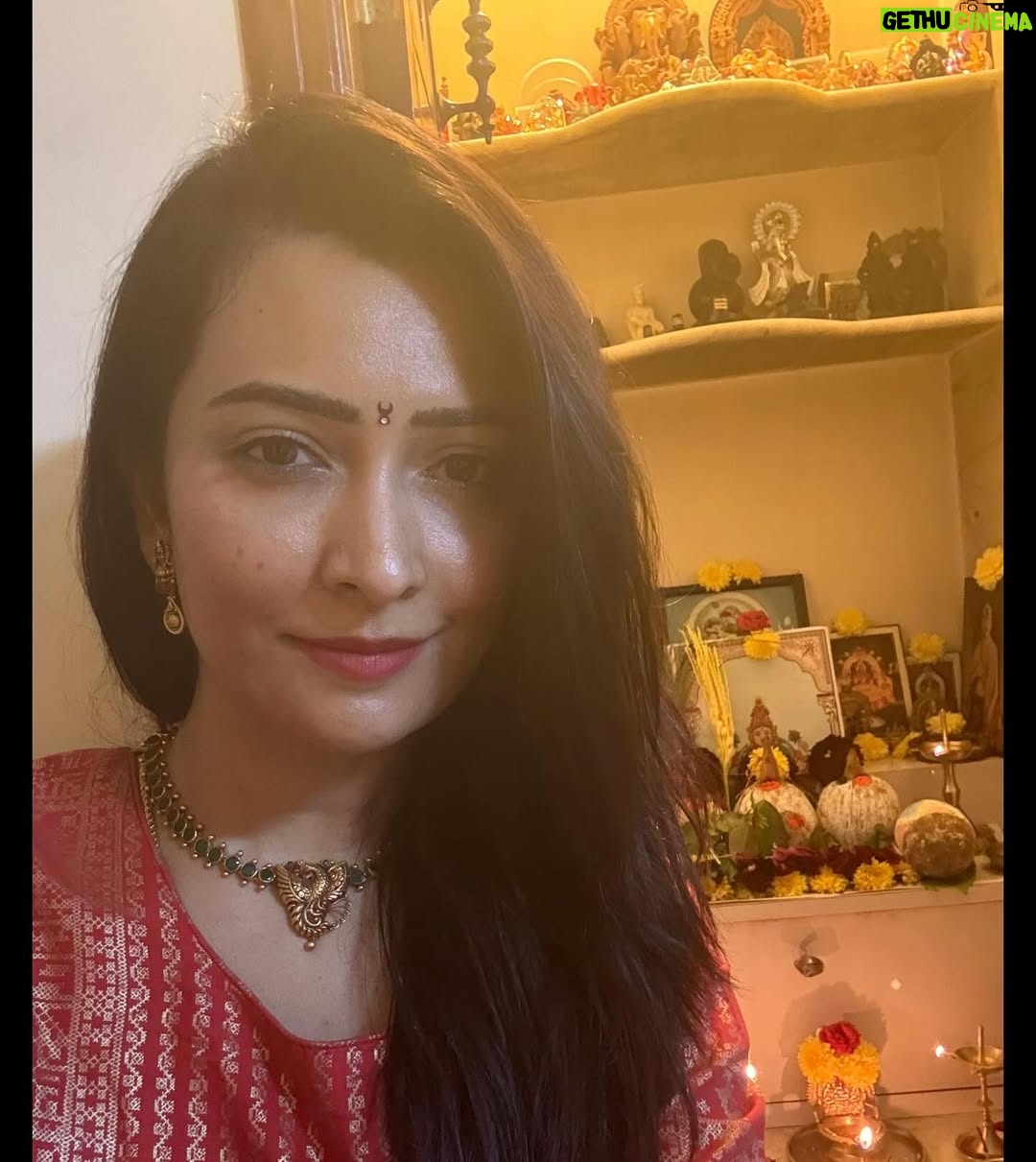 Radhika Pandit - 1 Million Likes - ಗಣೇಶ ಚತುರ್ಥಿಯ ಹಾರ್ದಿಕ ಶುಭಾಶಯಗಳು 🙏

Ganesh Chaturthi at Amma mane.. 
From Vaina dori to Patholi, Modaka, Chakli, nevri, phodi to ambado kaarate ghassi.. we had it all. 
Help from little hands, hearts and tummy full 😍
Wishing all of you a very happy Ganesh Chaturthi! 
❤️🧿

#radhikapandit #nimmaRP