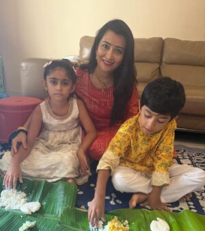 Radhika Pandit Instagram - ಗಣೇಶ ಚತುರ್ಥಿಯ ಹಾರ್ದಿಕ ಶುಭಾಶಯಗಳು 🙏

Ganesh Chaturthi at Amma mane.. 
From Vaina dori to Patholi, Modaka, Chakli, nevri, phodi to ambado kaarate ghassi.. we had it all. 
Help from little hands, hearts and tummy full 😍
Wishing all of you a very happy Ganesh Chaturthi! 
❤️🧿

#radhikapandit #nimmaRP
