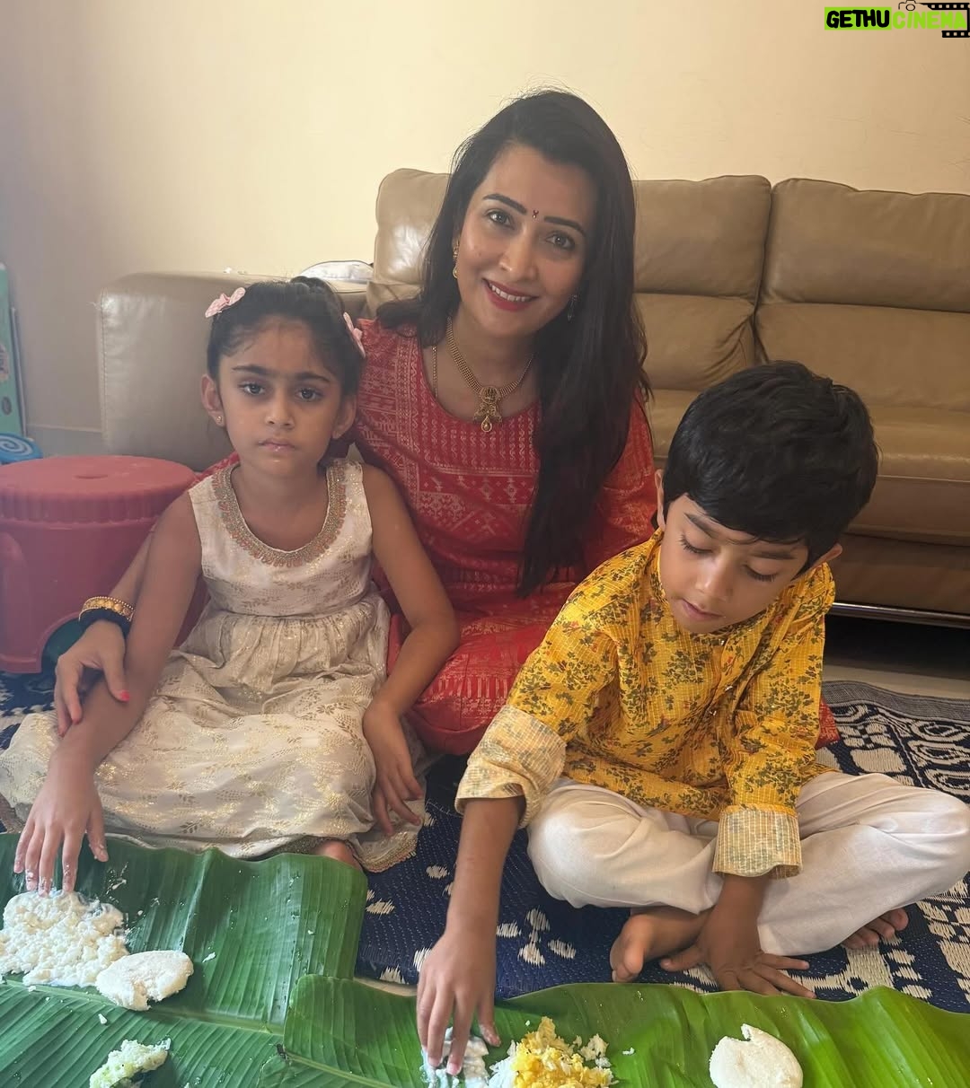 Radhika Pandit - 1 Million Likes - ಗಣೇಶ ಚತುರ್ಥಿಯ ಹಾರ್ದಿಕ ಶುಭಾಶಯಗಳು 🙏

Ganesh Chaturthi at Amma mane.. 
From Vaina dori to Patholi, Modaka, Chakli, nevri, phodi to ambado kaarate ghassi.. we had it all. 
Help from little hands, hearts and tummy full 😍
Wishing all of you a very happy Ganesh Chaturthi! 
❤️🧿

#radhikapandit #nimmaRP
