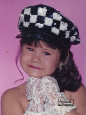 Rafaela Ferreira Instagram - Quando você é uma criança e está mais montada do que muito adulto por aí! 😂✨ 

Esse foi o meu primeiro book fotográfico, feito na Rio Glamour Photo Studio, um hit dos subúrbios cariocas nos anos 90. É muito estilo e um pouquinho de cafonice! ❤️✨

Mas, pensando no dia de hoje, o olhar puro e a imaginação sem limites das crianças me inspiram todos os dias. Feliz Dia das Crianças! 🌟