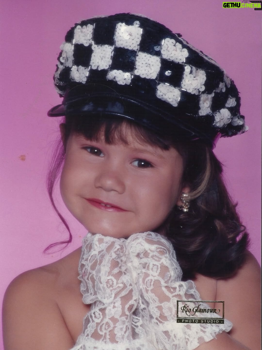 Rafaela Ferreira - 3.6K Likes - Quando você é uma criança e está mais montada do que muito adulto por aí! 😂✨ 

Esse foi o meu primeiro book fotográfico, feito na Rio Glamour Photo Studio, um hit dos subúrbios cariocas nos anos 90. É muito estilo e um pouquinho de cafonice! ❤️✨

Mas, pensando no dia de hoje, o olhar puro e a imaginação sem limites das crianças me inspiram todos os dias. Feliz Dia das Crianças! 🌟