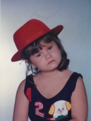 Rafaela Ferreira Instagram - Quando você é uma criança e está mais montada do que muito adulto por aí! 😂✨ 

Esse foi o meu primeiro book fotográfico, feito na Rio Glamour Photo Studio, um hit dos subúrbios cariocas nos anos 90. É muito estilo e um pouquinho de cafonice! ❤️✨

Mas, pensando no dia de hoje, o olhar puro e a imaginação sem limites das crianças me inspiram todos os dias. Feliz Dia das Crianças! 🌟