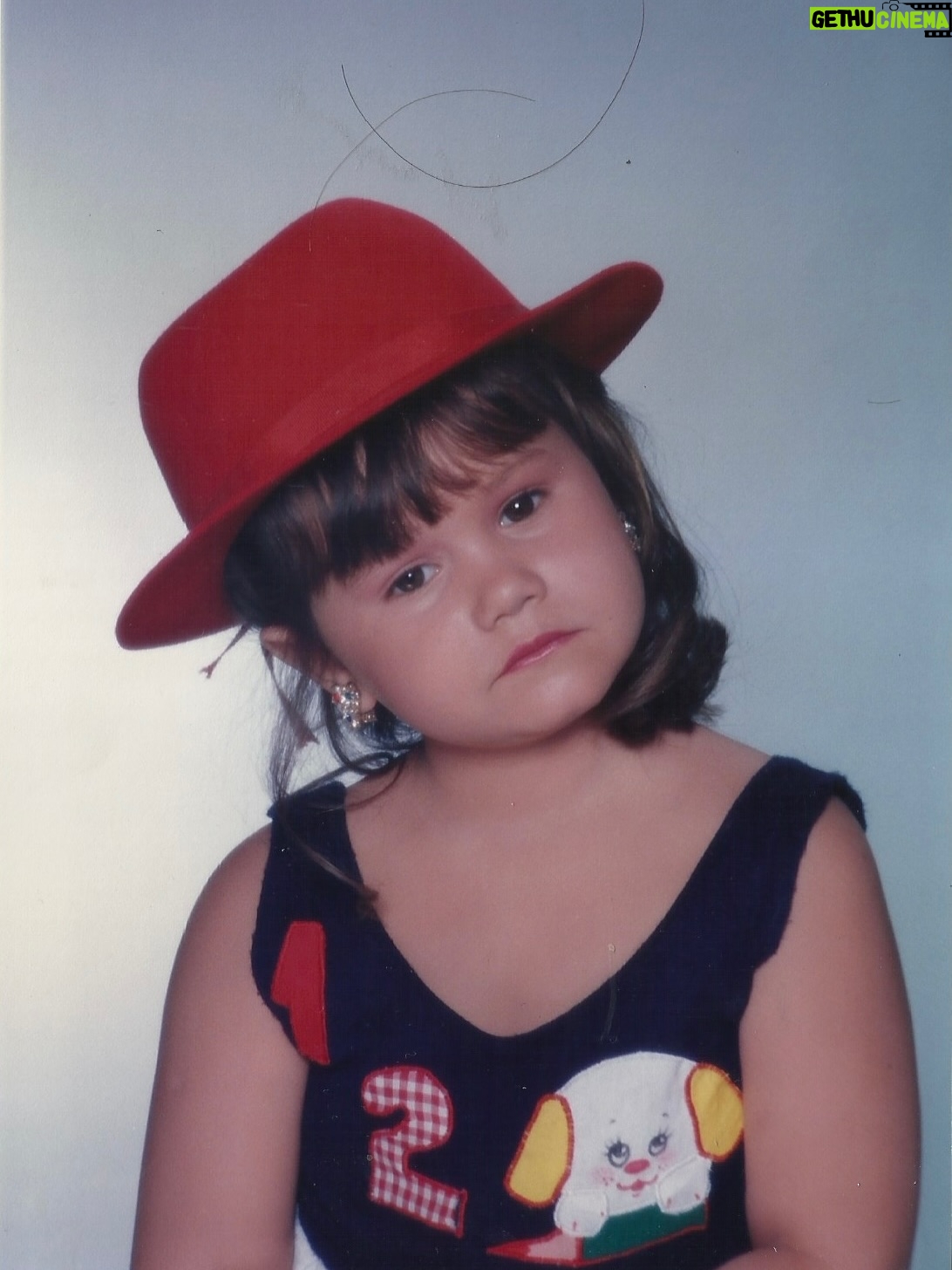 Rafaela Ferreira - 3.6K Likes - Quando você é uma criança e está mais montada do que muito adulto por aí! 😂✨ 

Esse foi o meu primeiro book fotográfico, feito na Rio Glamour Photo Studio, um hit dos subúrbios cariocas nos anos 90. É muito estilo e um pouquinho de cafonice! ❤️✨

Mas, pensando no dia de hoje, o olhar puro e a imaginação sem limites das crianças me inspiram todos os dias. Feliz Dia das Crianças! 🌟
