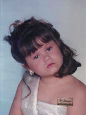 Rafaela Ferreira Instagram - Quando você é uma criança e está mais montada do que muito adulto por aí! 😂✨ 

Esse foi o meu primeiro book fotográfico, feito na Rio Glamour Photo Studio, um hit dos subúrbios cariocas nos anos 90. É muito estilo e um pouquinho de cafonice! ❤️✨

Mas, pensando no dia de hoje, o olhar puro e a imaginação sem limites das crianças me inspiram todos os dias. Feliz Dia das Crianças! 🌟