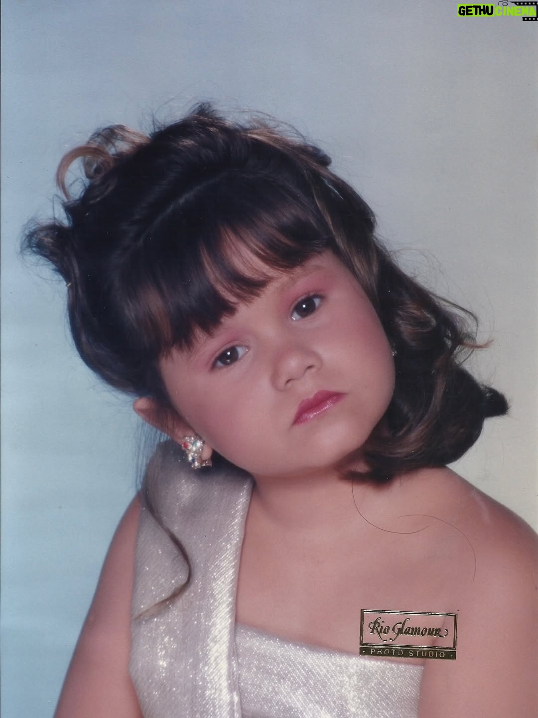 Rafaela Ferreira - 3.6K Likes - Quando você é uma criança e está mais montada do que muito adulto por aí! 😂✨ 

Esse foi o meu primeiro book fotográfico, feito na Rio Glamour Photo Studio, um hit dos subúrbios cariocas nos anos 90. É muito estilo e um pouquinho de cafonice! ❤️✨

Mas, pensando no dia de hoje, o olhar puro e a imaginação sem limites das crianças me inspiram todos os dias. Feliz Dia das Crianças! 🌟