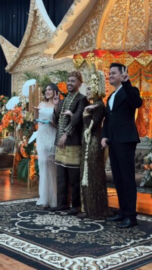 Raisa Andriana Instagram - abis kegemesan liat contentnya langsung aja aku sama @barsenabest samperin ke nikahannya @alintizaf & @febriiyosan, next siapa lagi yaa? 🤭