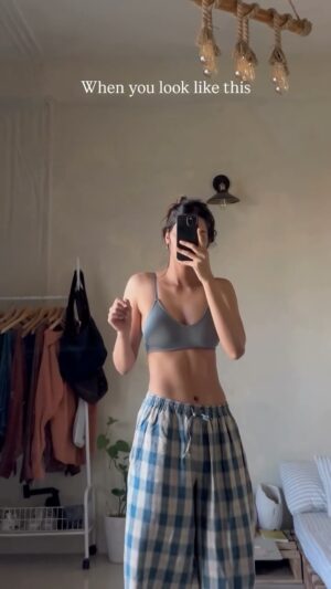 Rajni Yadav Instagram - Of course, I do workout 3-5 times a week, but with experience I can tell you this, workout alone won’t help if your food isn’t clean. It’s true when they say “abs are made in the kitchen” 💯
And no, I’m not saying you need to eat boring, bland food 🙅🏻♀️ There are tons of delicious recipes out there, you just need the right nutritional knowledge.
Educate yourself about food that fuels your body and workouts that match your goals 🥗💪
Also, I’m not perfect—I don’t eat 100% clean all the time. About 80% of the time, yes, but I do treat myself with parathas, roti-sabzi, chocolates, and all the other goodies once or twice a week.
That’s all for now 🤍
Follow for more💫
.
.
.
.
.
.
.
.
.
.
.
.
.
.
#instagram #instagood #reels #explore #reelsinstagram #insta #instadaily #instalike #explorepage #trendingreels