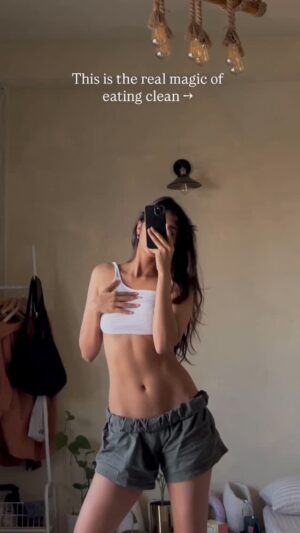 Rajni Yadav Instagram - Anti-Inflammatory Food List ✨
🌿 Turmeric & ginger
🍓 Berries
🥬 Leafy greens
🌰 Nuts & seeds
🫒 Olive oil
🍵 Green tea
My go-to anti-inflammatory meals 🤍
🥣 Soups
🥗 Salads (tip: don’t eat all veggies raw — some are best lightly cooked/boiled for better digestion)
🍠 Sweet potatoes
🥭 Papaya
🥚 Boiled eggs
These are my everyday staples — simple, effective, and healing ✨
❌ Limit: sugar, salt, spices, fried foods, refined carbs, processed snacks.
⚖️ And remember: don’t overeat. If you know you’re not going to move much, eat light. Digestion is key to healing.
.
.
.
.
.
.
.
.
.
.
.
.
.
.
.
#instagram #instagood #reels #explore #reelsinstagram #insta #instadaily #instalike #explorepage #trendingreels